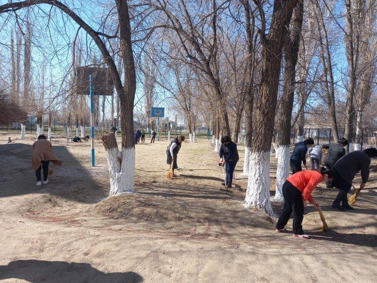 Сенбілік. Мектеп қызметкерлері мен директордың тәрбие ісі жөніндегі орынбасары Садуакасова Гуляз