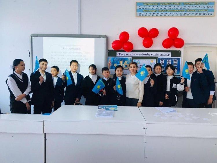 Абай атындағы орта мектебінде 16 желтоқсан Тәуелсіздік күніне орай “Тәуелсіздік елімнің еркін жолы” тақырыбында Дюсембаева Асел 7 б сынып оқушыларымен тәрбие сағатын өтті.