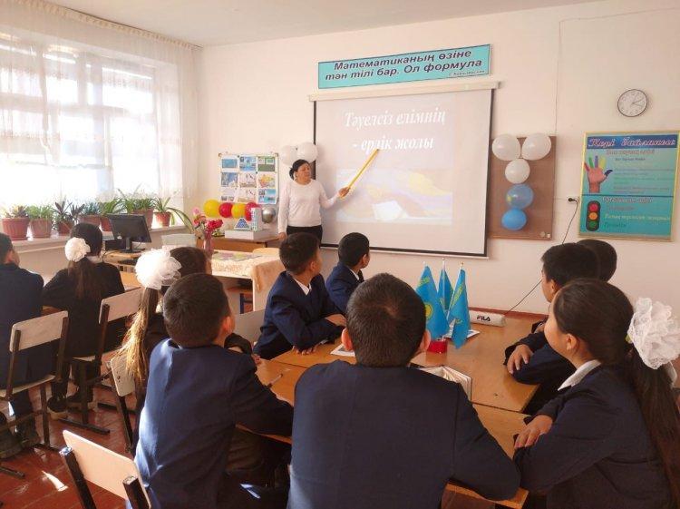 Абай атындағы орта мектебінде 16 желтоқсан Тәуелсіздік күніне орай “Тәуелсіздік елімнің еркін жолы” тақырыбында 7 а сынып оқушыларымен тәрбие сағаты өткізілді. Сынып жетекшісі: Ниетбаева Н.