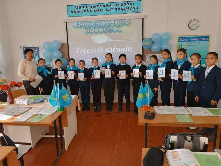 Абай атындағы орта мектебінде 16 желтоқсан Тәуелсіздік күніне орай “Тәуелсіздік елімнің еркін жолы” тақырыбында 5 "б" сынып оқушыларымен тәрбие сағаты өткізілді. Сынып жетекшісі: Эшанкулова Г.