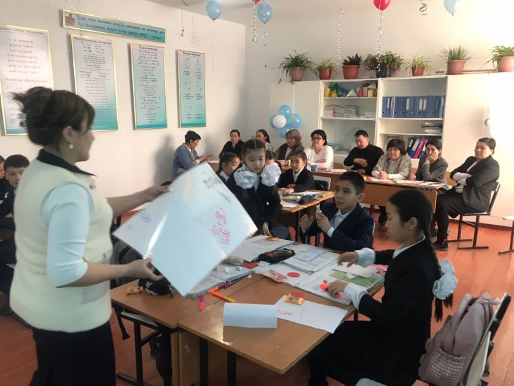 "ОНДЫҚ БӨЛШЕКТІ ОНДЫҚ БӨЛШЕККЕ БӨЛУ"тақырыбында жаста болса әдіс тәсілдері мол, оқушы сабақтағының көп уақытын есеп шығаруға үнемдей алатын Абай орта мектебінің математика пәнінің мұғалімі Сергазиева Жансая апайымыз!